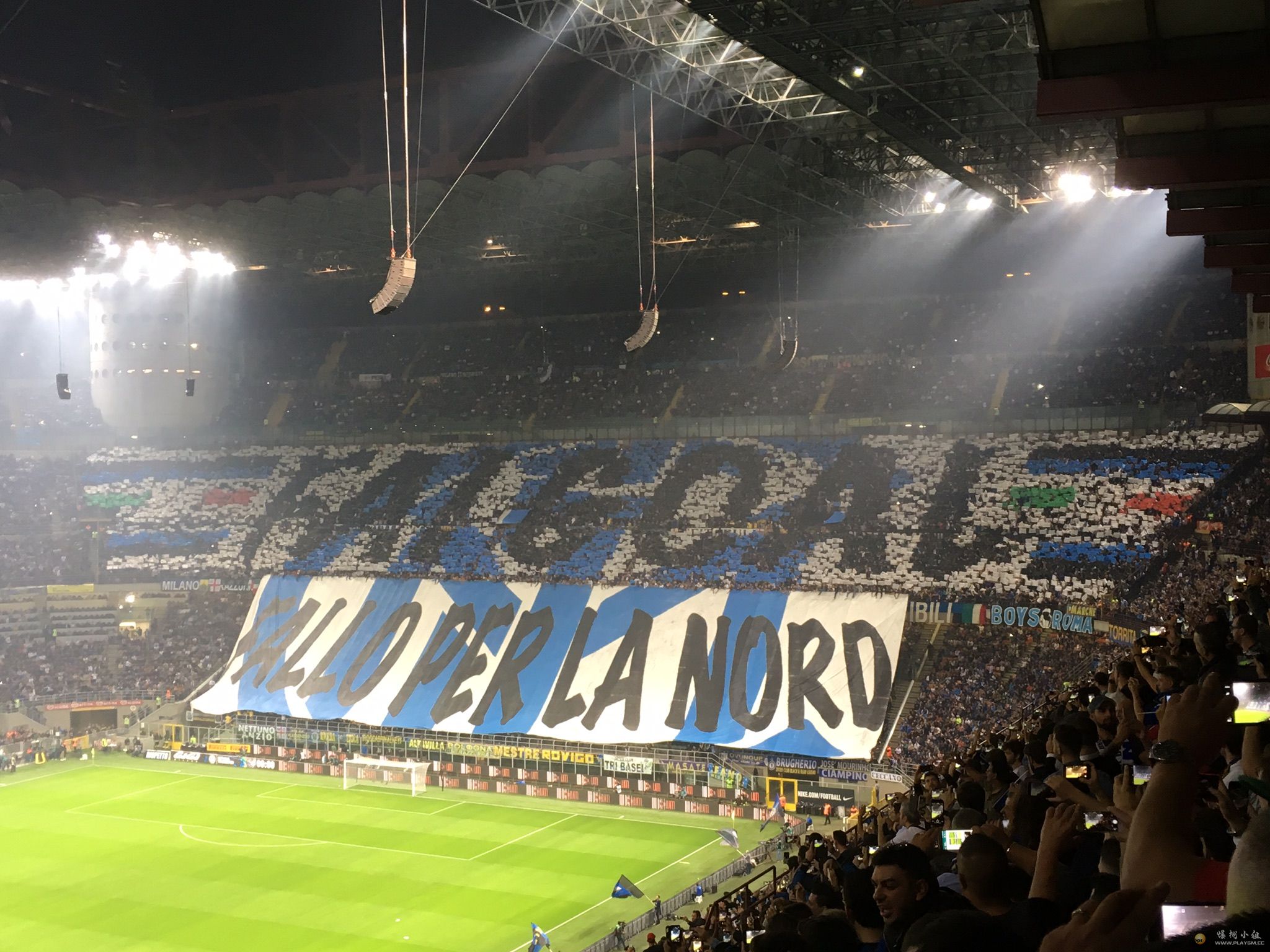 Stadio_guiseppe_meazza_inter_vs_ac_milan_tifo.jpg